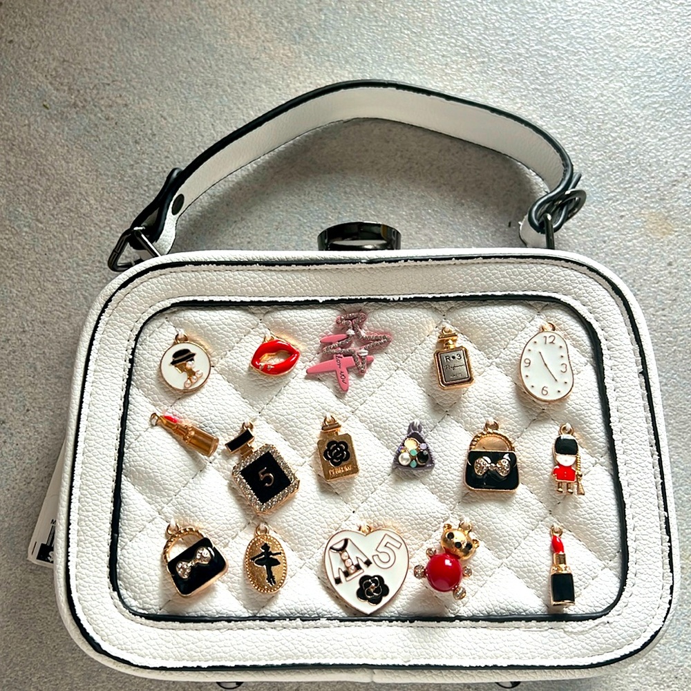 Brand new purse, absolutely a conversation piece one of a kind. Tags still on.